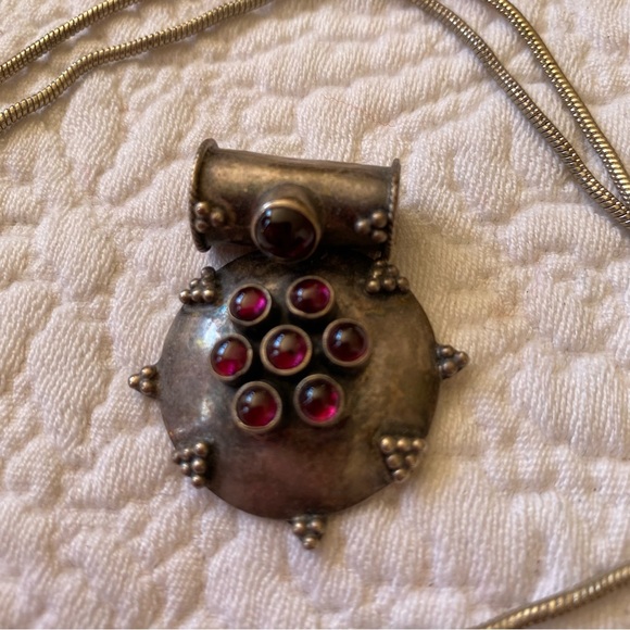 9.25 pendant with ruby coloured stones. - Picture 1 of 5